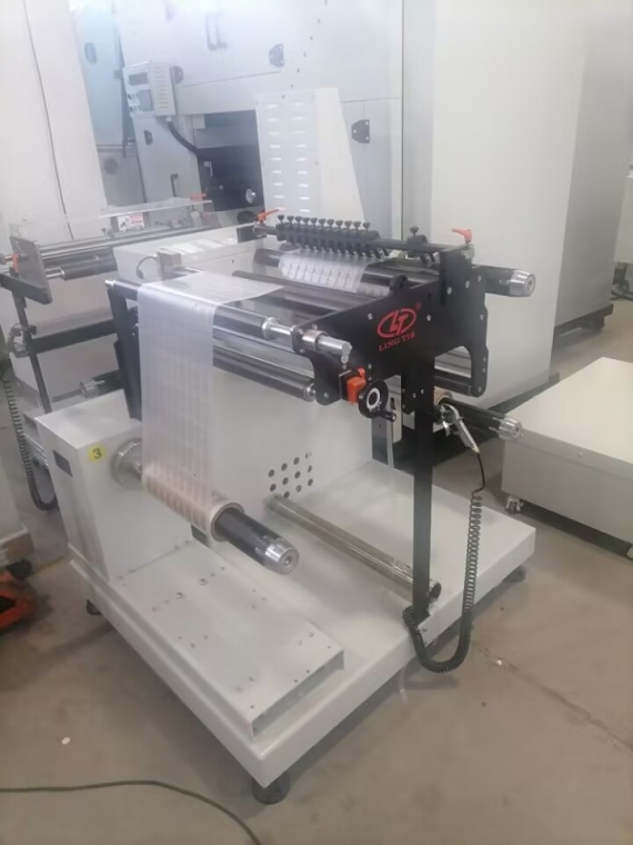 Máquina cortadora con 2 ejes de rebobinado 