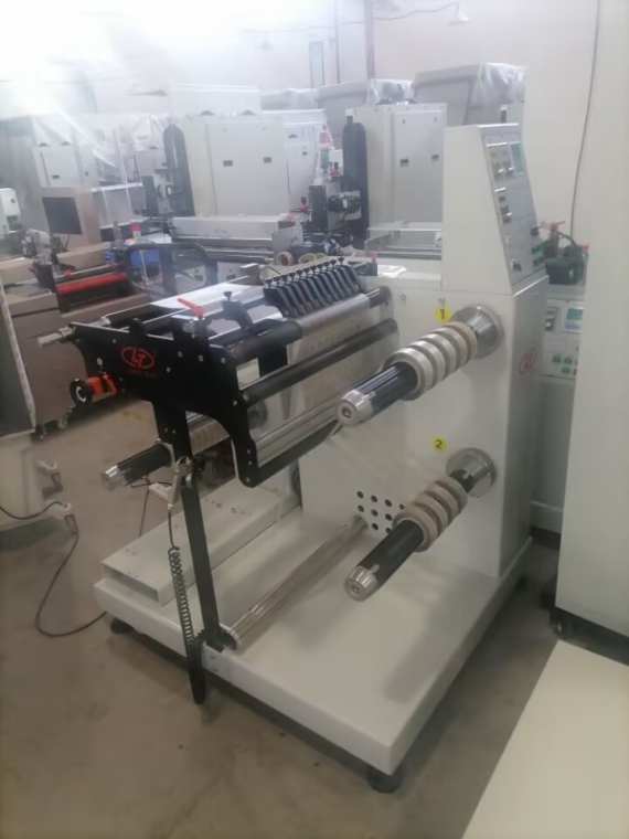Máquina cortadora con 2 ejes de rebobinado 